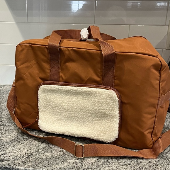 NWT Large Chic Duffle Bag - Picture 8 of 10